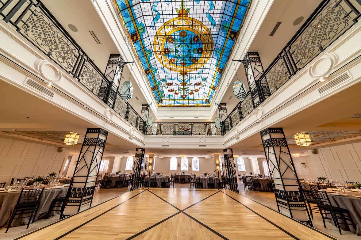Salón principal del Espacio ABC con techo de vidriera y columnas art déco